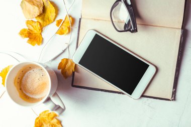 Üstten görünüm smartphone sahte şablon ile siyah ekran