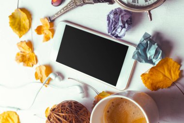 Üstten görünüm smartphone sahte şablon ile siyah ekran