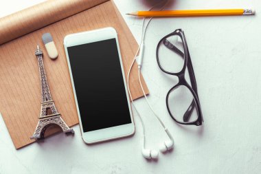 Üstten görünüm smartphone sahte şablon ile siyah ekran