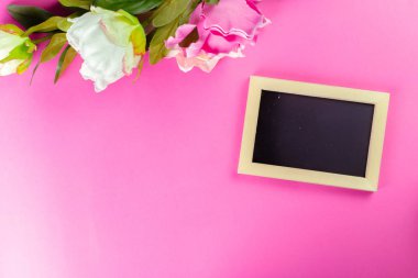 Küçük ahşap çerçeveli boş yazı tahtası üstten görünüm 