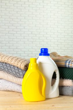 saf giysileri yıkarken sıvı ile