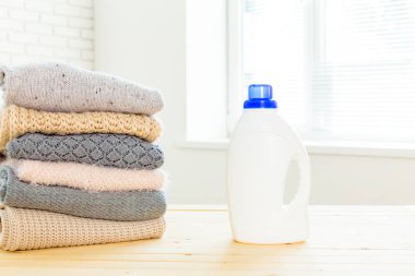 saf giysileri yıkarken sıvı ile