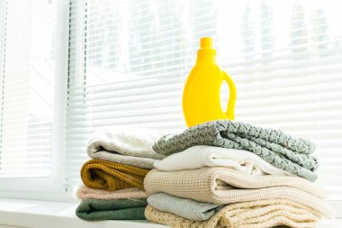 saf giysileri yıkarken sıvı ile