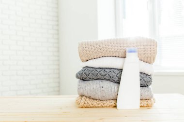 saf giysileri yıkarken sıvı ile