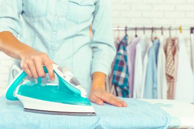 Kadın giysileri Ütü masası üzerinde Ütü Close-up