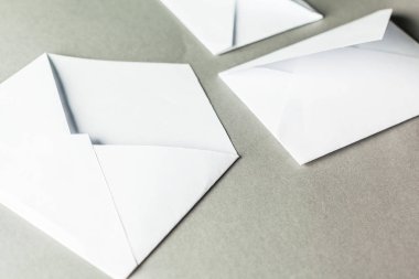 çok Close-up beyaz boş zarflar 