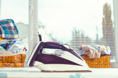 Ütü masası ışık eve iç arka plan üzerinde demir