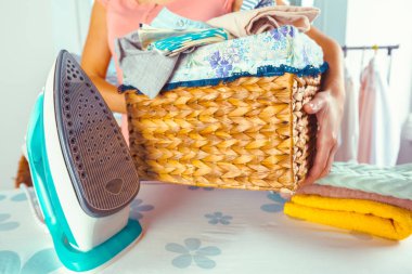 Büyük kazık Çamaşırhane Ütü masası getirerek ev kadını