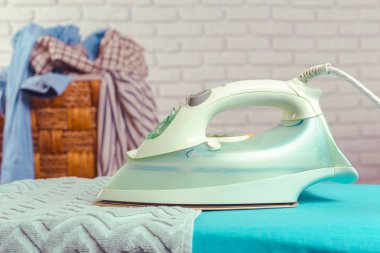 Ütü masası ışık eve iç arka plan üzerinde demir