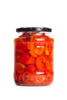 Beyaz arka plan üzerinde izole cam kavanozlarda konserve sebzeler