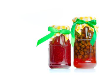 Cam kavanoz reçel beyaz arka plan üzerinde izole ile önden görünümü