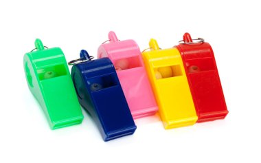 Oyuncak ıslık çok renkli izole üzerinde beyaz arka plan