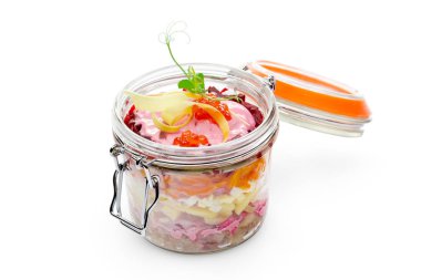 Tuzlanmış ringa balığı salatası geleneksel Rus yeni yıl 