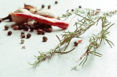 Baharat ve otlar, kapat