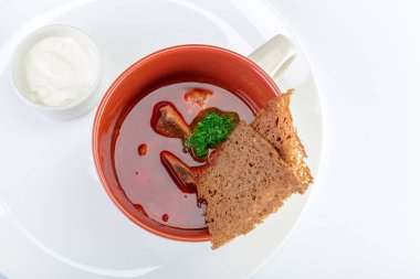 Beyaz bir kase sıcak borsch 