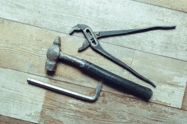 Ahşap rustik arka plan üzerinde çalışma araçları