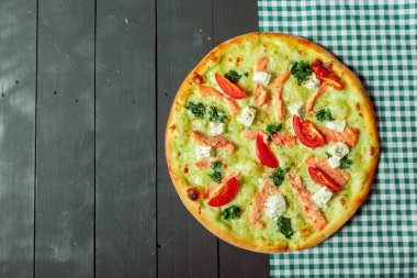 ahşap arka plan üzerinde taze lezzetli pizza