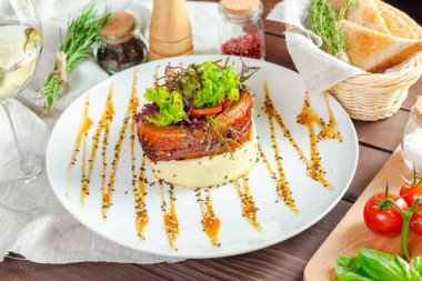 Kızarmış balık ve patates püresi.