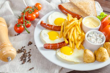 sahanda yumurta ve kahvaltıda Kızarmış sosis