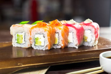gökkuşağı maki sushi önden görünümü