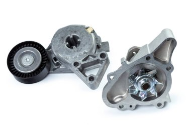 Beyaz arka plan üzerinde araba parçaların yakın çekim