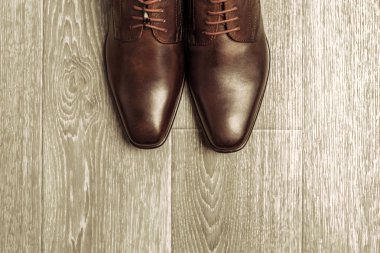 moda kavramı ile ahşap arka plan üzerinde erkek ayakkabı
