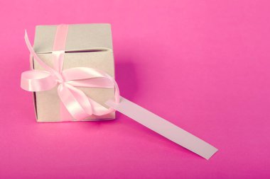 hediye kutusu hediye etiketi ile. Sevgililer günü