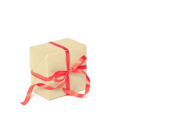 Beyaz arka planda kurdeleli hediye kutusu