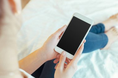 Modern cep telefonu elinde olan kadın 