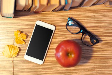 smartphone yükseltilmiş görünümünü ahşap tablo