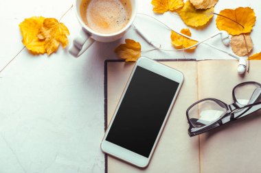 Üstten görünüm smartphone sahte şablon ile siyah ekran