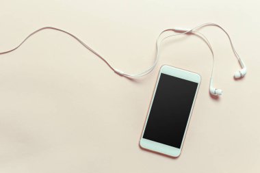 Üstten görünüm smartphone sahte şablon ile siyah ekran