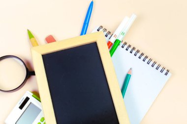 Küçük ahşap çerçeveli boş yazı tahtası üstten görünüm 