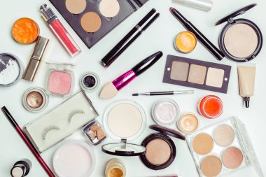 Fırçalar ve beyaz bir arka plan üzerinde izole kozmetik. Üstten Görünüm.