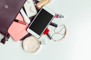 Fırçalar ve beyaz bir arka plan üzerinde izole kozmetik. Üstten Görünüm.