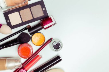 Fırçalar ve beyaz bir arka plan üzerinde izole kozmetik. Üstten Görünüm.