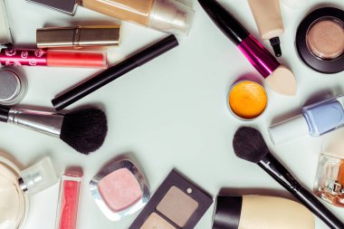 Fırçalar ve beyaz bir arka plan üzerinde izole kozmetik. Üstten Görünüm.