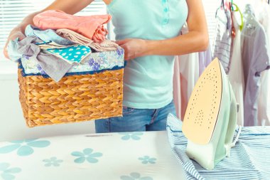 Büyük kazık Çamaşırhane Ütü masası getirerek ev kadını