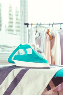 Ütü masası ışık eve iç arka plan üzerinde demir