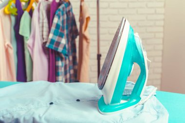 Ütü masası ışık eve iç arka plan üzerinde demir