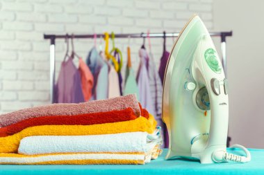 Ütü masası ışık eve iç arka plan üzerinde demir