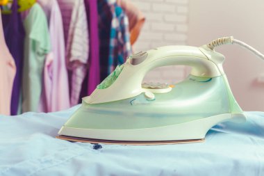 Ütü masası ışık eve iç arka plan üzerinde demir