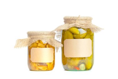 Beyaz arka plan üzerinde izole cam kavanozlarda konserve sebzeler