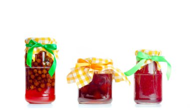 Cam kavanoz reçel beyaz arka plan üzerinde izole ile