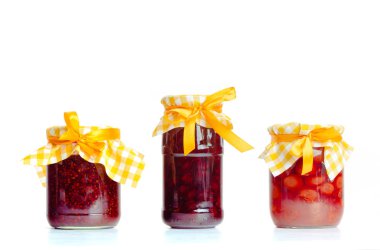 Cam kavanoz reçel beyaz arka plan üzerinde izole ile