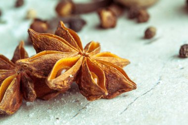 Baharat ve otlar, kapat