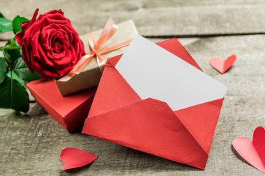 Gül ve ahşap masa, Sevgililer günü arka plan üzerinde bir kalp