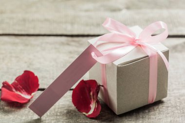 Gül ve ahşap masa, Sevgililer günü arka plan üzerinde bir kalp