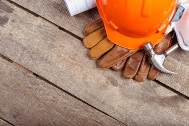 yükseltilmiş görünümünü işçisi ve eski deri eldiven