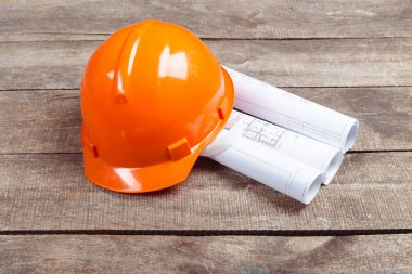 Planları ve ahşap arka plan üzerinde güvenlik kask
